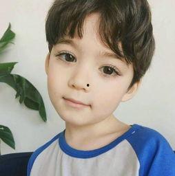 混血网红小男孩,萌态可掬引关注